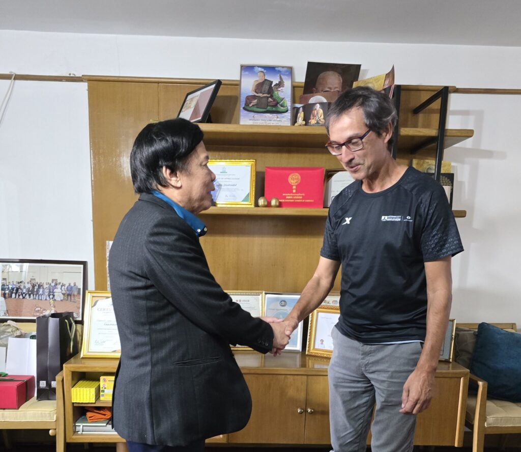 Alberto Coto y el Dr. Kampon Sriwatanakul reunidos en Bangkok para una colaboración educativa